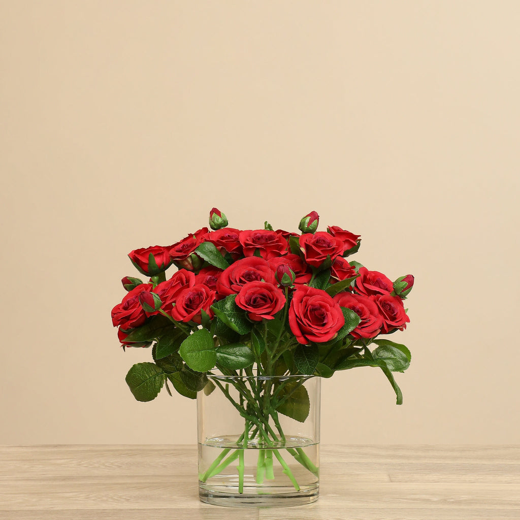 تنسيق الورود الصناعية في مزهرية زجاجية